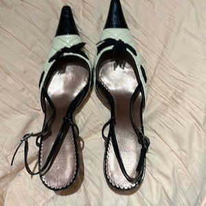 Guess shoes two-tone color, ivory and black leather 7 1/2 size 3 inches heel